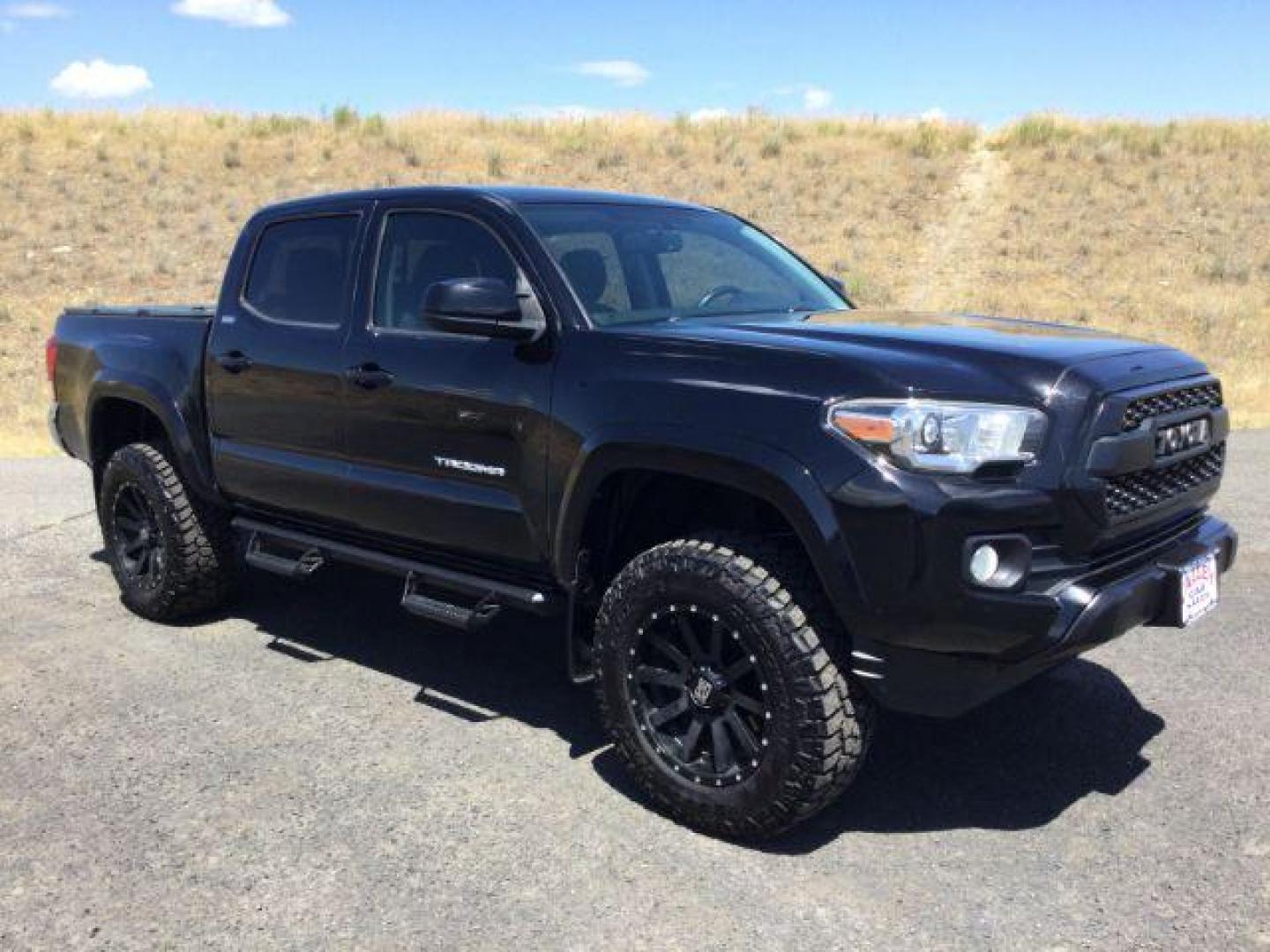 2017 Black /Cement Gray Toyota Tacoma SR5 V6 Crew Cab 4x4 (3TMCZ5AN4HM) with an 3.5L V-6 port/direct injection engine, 6-Speed Automatic transmission, located at 1801 Main Street, Lewiston, 83501, (208) 743-9371, 46.417065, -117.004799 - Photo#13