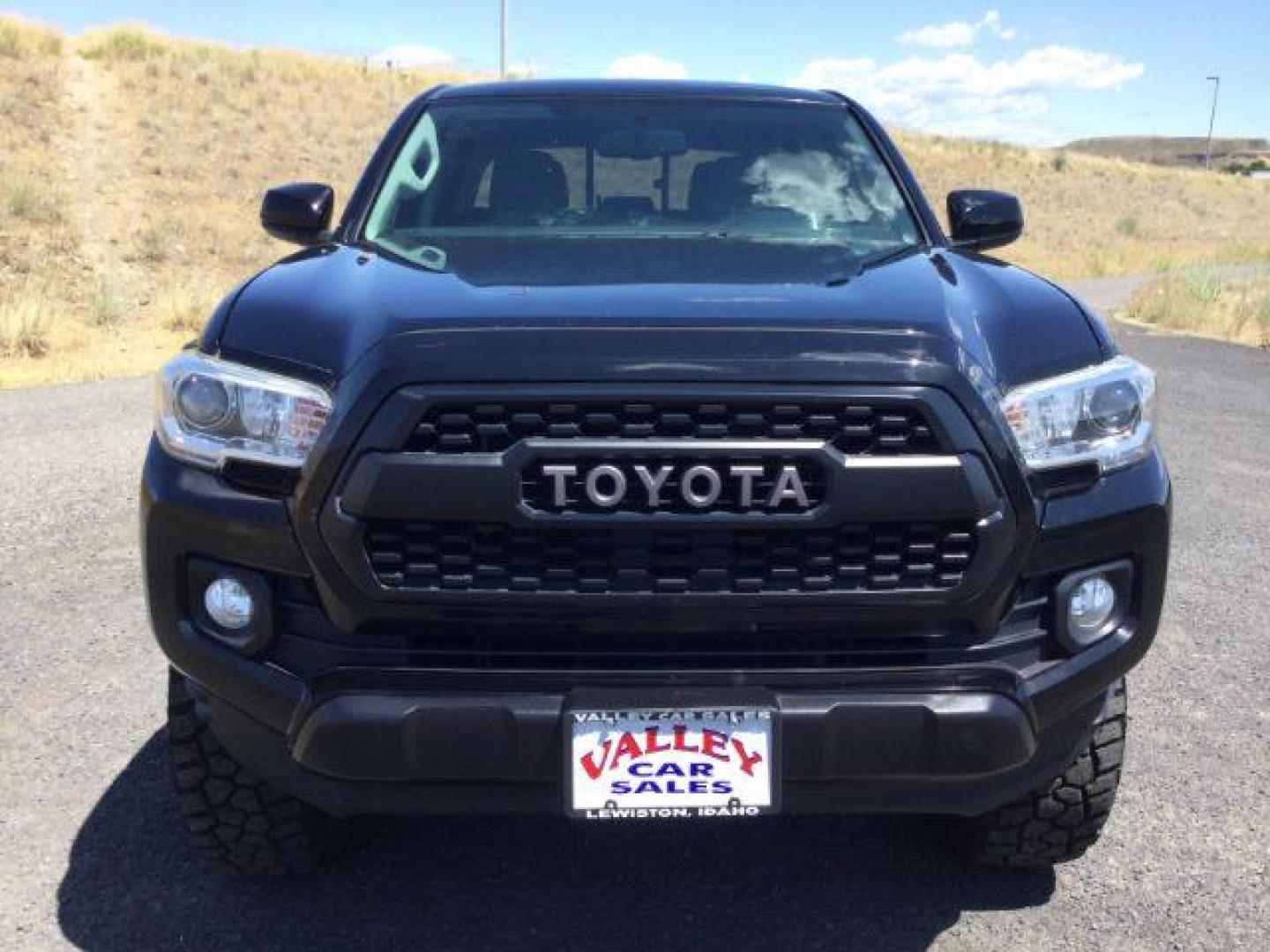 2017 Black /Cement Gray Toyota Tacoma SR5 V6 Crew Cab 4x4 (3TMCZ5AN4HM) with an 3.5L V-6 port/direct injection engine, 6-Speed Automatic transmission, located at 1801 Main Street, Lewiston, 83501, (208) 743-9371, 46.417065, -117.004799 - Photo#14