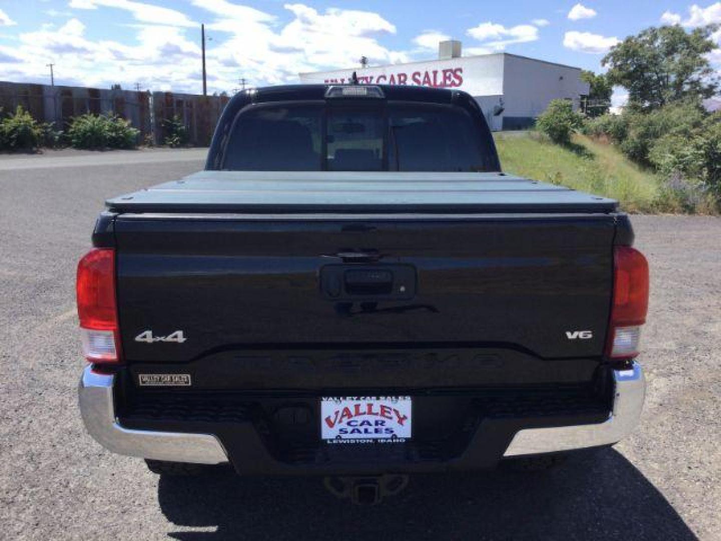 2017 Black /Cement Gray Toyota Tacoma SR5 V6 Crew Cab 4x4 (3TMCZ5AN4HM) with an 3.5L V-6 port/direct injection engine, 6-Speed Automatic transmission, located at 1801 Main Street, Lewiston, 83501, (208) 743-9371, 46.417065, -117.004799 - Photo#15