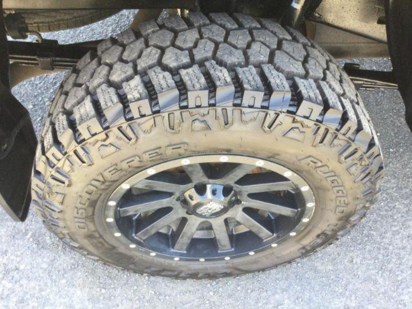 2017 Black /Cement Gray Toyota Tacoma SR5 V6 Crew Cab 4x4 (3TMCZ5AN4HM) with an 3.5L V-6 port/direct injection engine, 6-Speed Automatic transmission, located at 1801 Main Street, Lewiston, 83501, (208) 743-9371, 46.417065, -117.004799 - Photo#16