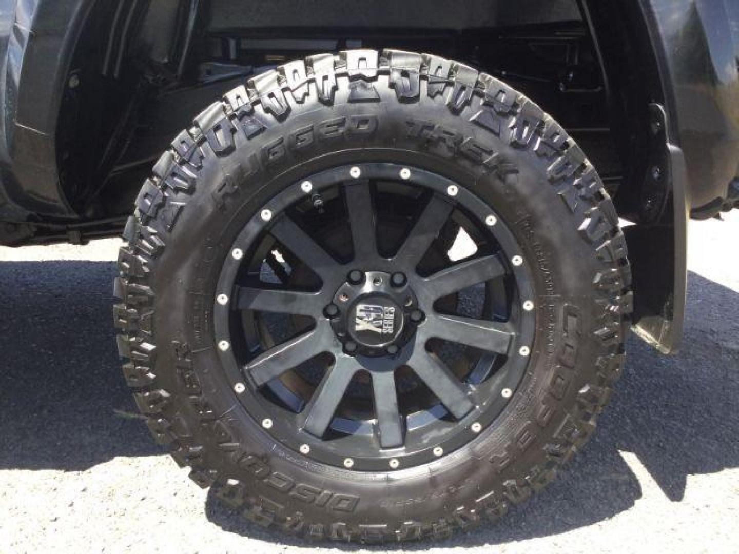 2017 Black /Cement Gray Toyota Tacoma SR5 V6 Crew Cab 4x4 (3TMCZ5AN4HM) with an 3.5L V-6 port/direct injection engine, 6-Speed Automatic transmission, located at 1801 Main Street, Lewiston, 83501, (208) 743-9371, 46.417065, -117.004799 - Photo#17