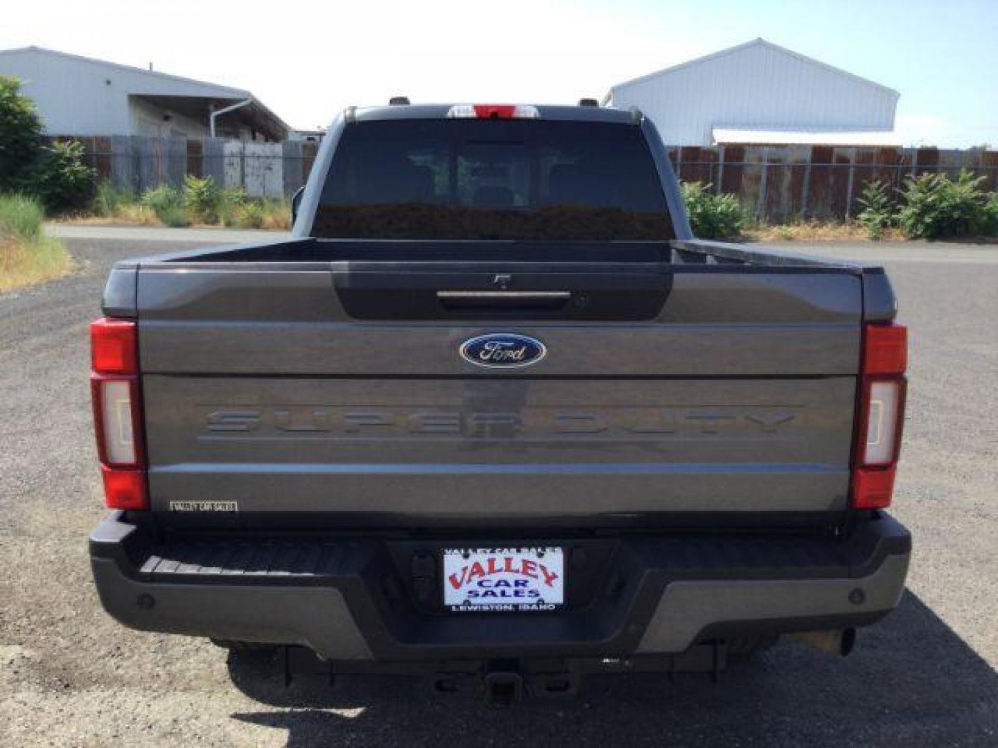 2022 Carbonized Gray Metallic /Black Onyx Ford F-350 Lariat (1FT8W3BN6NE) with an 7.3L V-8 variable valve control engine, Automatic, 10-Spd w/SelectShift and TorqShift transmission, located at 1801 Main Street, Lewiston, 83501, (208) 743-9371, 46.417065, -117.004799 - Photo#19