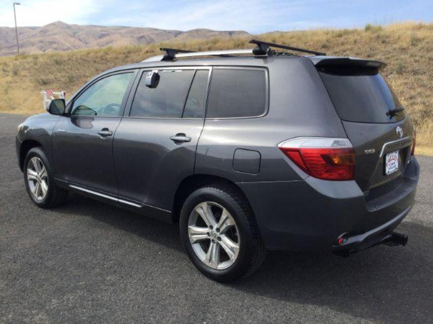 2008 Magnetic Gray Metallic /Ash Toyota Highlander Sport (JTEES43A482) with an 3.5L V-6 DOHC engine, Automatic, 5-Spd w/Overdrive transmission, located at 1801 Main Street, Lewiston, 83501, (208) 743-9371, 46.417065, -117.004799 - Photo#3