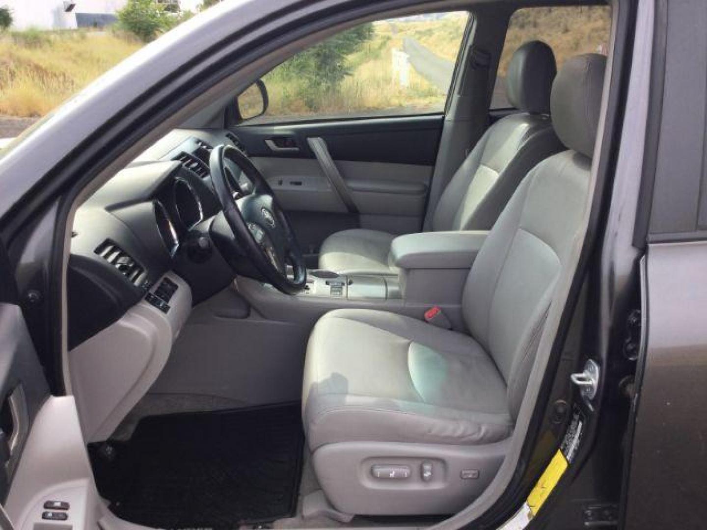 2008 Magnetic Gray Metallic /Ash Toyota Highlander Sport (JTEES43A482) with an 3.5L V-6 DOHC engine, Automatic, 5-Spd w/Overdrive transmission, located at 1801 Main Street, Lewiston, 83501, (208) 743-9371, 46.417065, -117.004799 - Photo#4