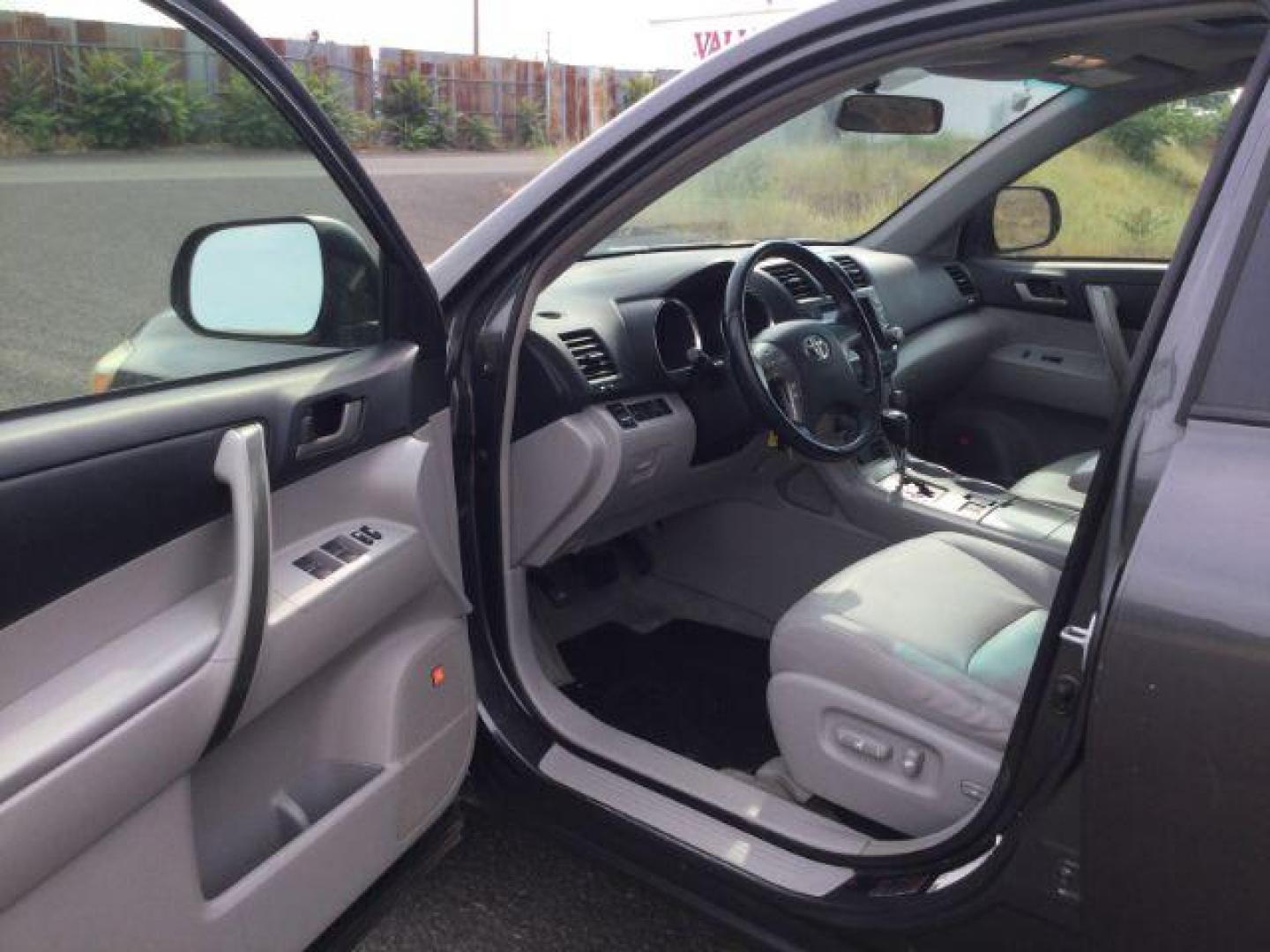 2008 Magnetic Gray Metallic /Ash Toyota Highlander Sport (JTEES43A482) with an 3.5L V-6 DOHC engine, Automatic, 5-Spd w/Overdrive transmission, located at 1801 Main Street, Lewiston, 83501, (208) 743-9371, 46.417065, -117.004799 - Photo#5