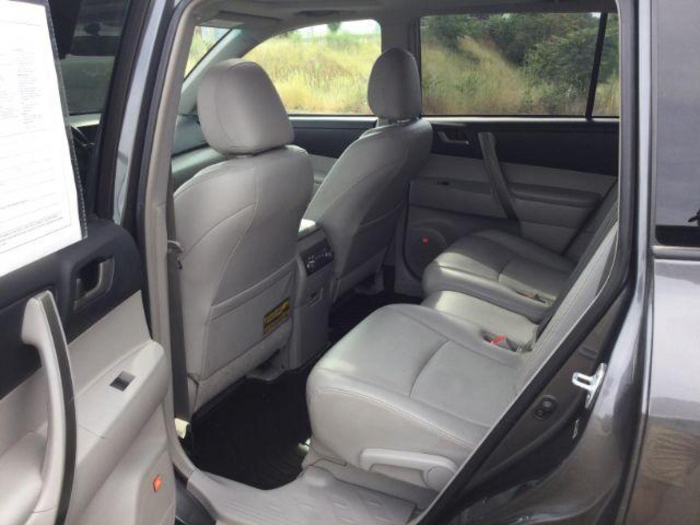 2008 Magnetic Gray Metallic /Ash Toyota Highlander Sport (JTEES43A482) with an 3.5L V-6 DOHC engine, Automatic, 5-Spd w/Overdrive transmission, located at 1801 Main Street, Lewiston, 83501, (208) 743-9371, 46.417065, -117.004799 - Photo#6