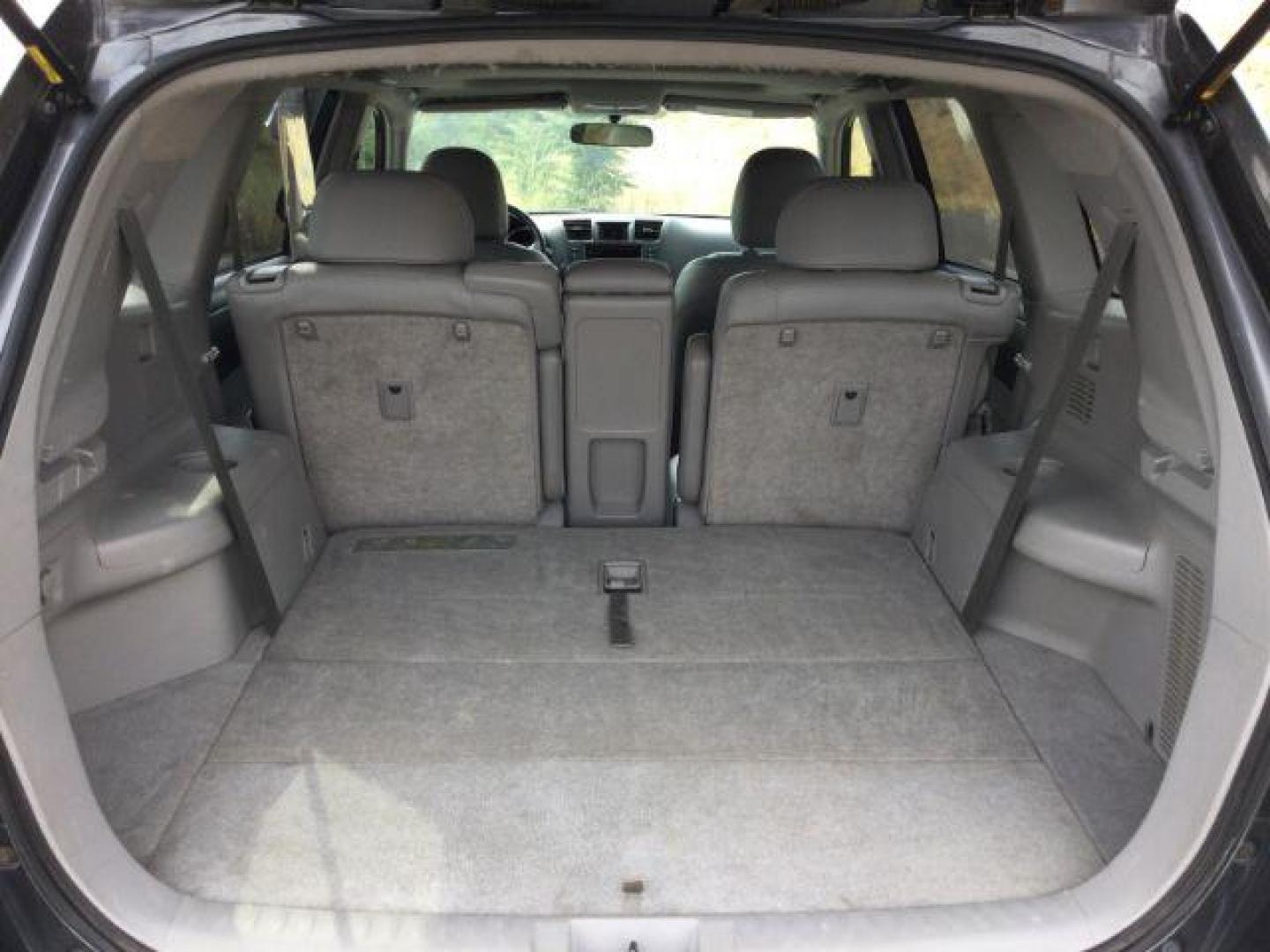 2008 Magnetic Gray Metallic /Ash Toyota Highlander Sport (JTEES43A482) with an 3.5L V-6 DOHC engine, Automatic, 5-Spd w/Overdrive transmission, located at 1801 Main Street, Lewiston, 83501, (208) 743-9371, 46.417065, -117.004799 - Photo#8