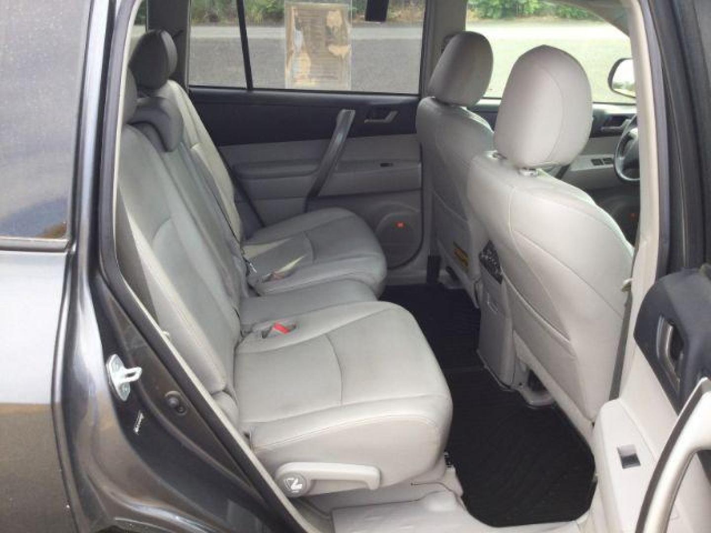 2008 Magnetic Gray Metallic /Ash Toyota Highlander Sport (JTEES43A482) with an 3.5L V-6 DOHC engine, Automatic, 5-Spd w/Overdrive transmission, located at 1801 Main Street, Lewiston, 83501, (208) 743-9371, 46.417065, -117.004799 - Photo#9