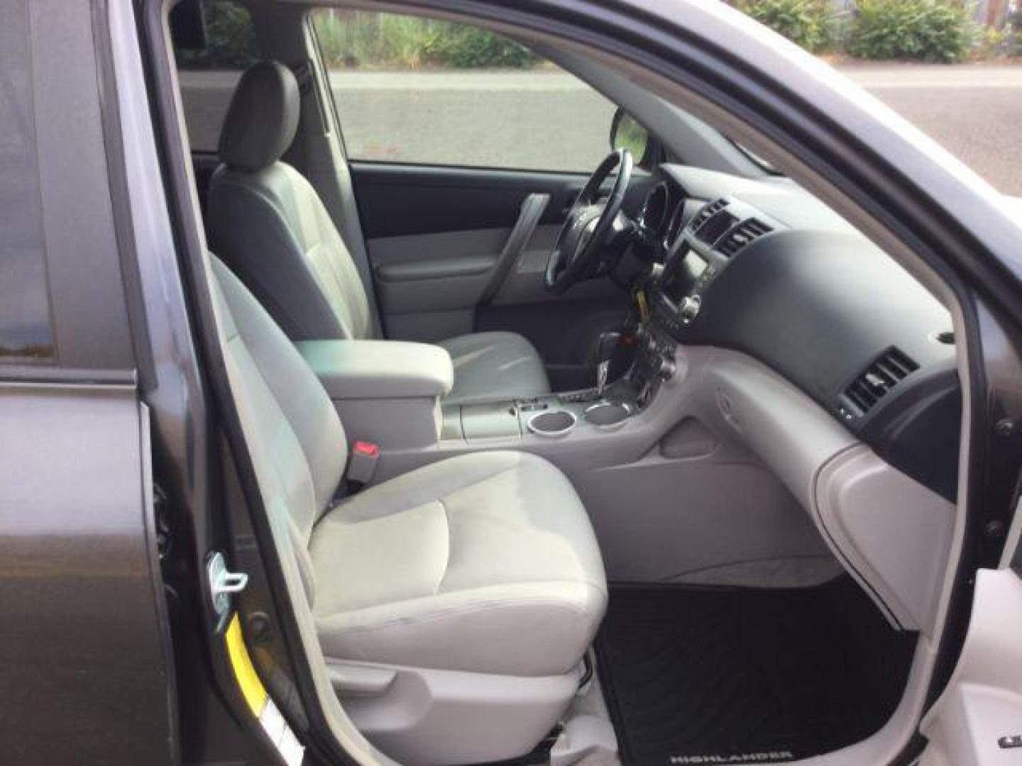 2008 Magnetic Gray Metallic /Ash Toyota Highlander Sport (JTEES43A482) with an 3.5L V-6 DOHC engine, Automatic, 5-Spd w/Overdrive transmission, located at 1801 Main Street, Lewiston, 83501, (208) 743-9371, 46.417065, -117.004799 - Photo#10