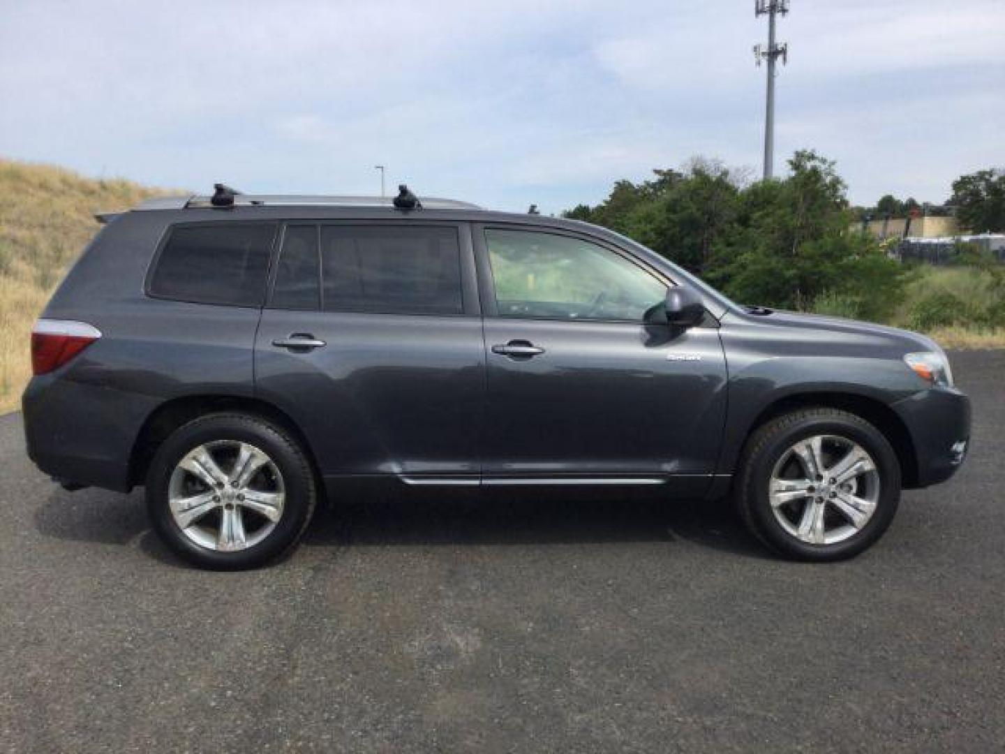 2008 Magnetic Gray Metallic /Ash Toyota Highlander Sport (JTEES43A482) with an 3.5L V-6 DOHC engine, Automatic, 5-Spd w/Overdrive transmission, located at 1801 Main Street, Lewiston, 83501, (208) 743-9371, 46.417065, -117.004799 - Photo#12