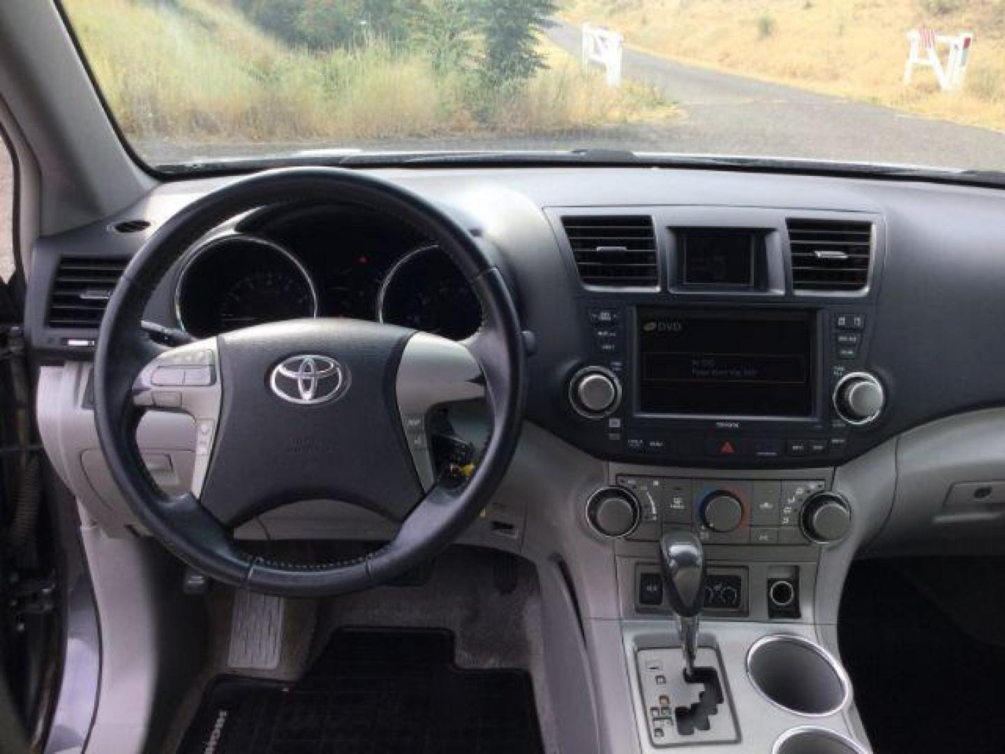 2008 Magnetic Gray Metallic /Ash Toyota Highlander Sport (JTEES43A482) with an 3.5L V-6 DOHC engine, Automatic, 5-Spd w/Overdrive transmission, located at 1801 Main Street, Lewiston, 83501, (208) 743-9371, 46.417065, -117.004799 - Photo#16