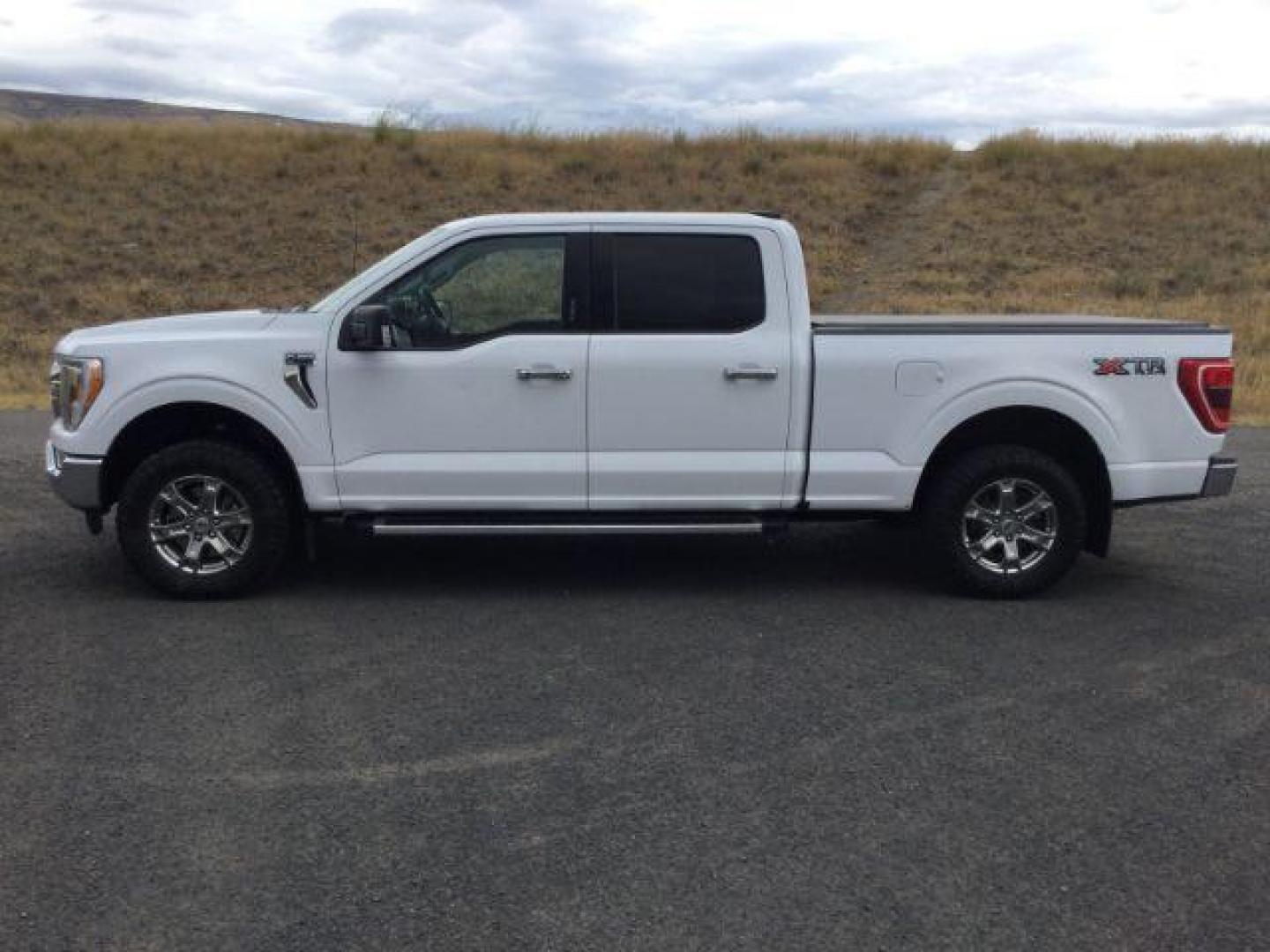 2023 Oxford White /Black w/Medium Dark Slate Ford F-150 SuperCrew Cab XLT Pickup 4D 6 1/2 ft (1FTFW1E52PK) with an V8, Flex Fuel, 5.0 Liter engine, 10-speed automatic transmission, located at 1801 Main Street, Lewiston, 83501, (208) 743-9371, 46.417065, -117.004799 - Photo#1