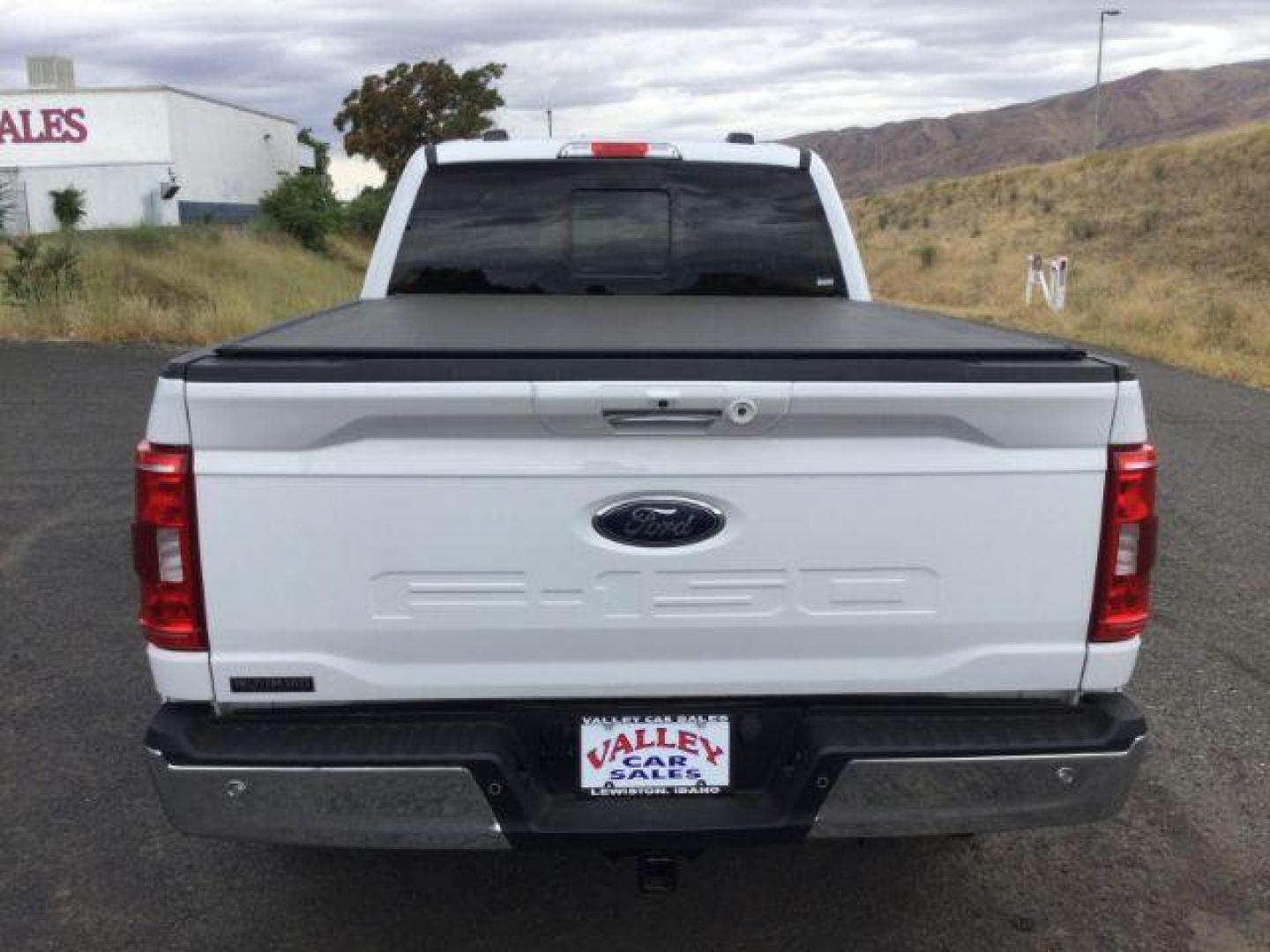 2023 Oxford White /Black w/Medium Dark Slate Ford F-150 SuperCrew Cab XLT Pickup 4D 6 1/2 ft (1FTFW1E52PK) with an V8, Flex Fuel, 5.0 Liter engine, 10-speed automatic transmission, located at 1801 Main Street, Lewiston, 83501, (208) 743-9371, 46.417065, -117.004799 - Photo#8