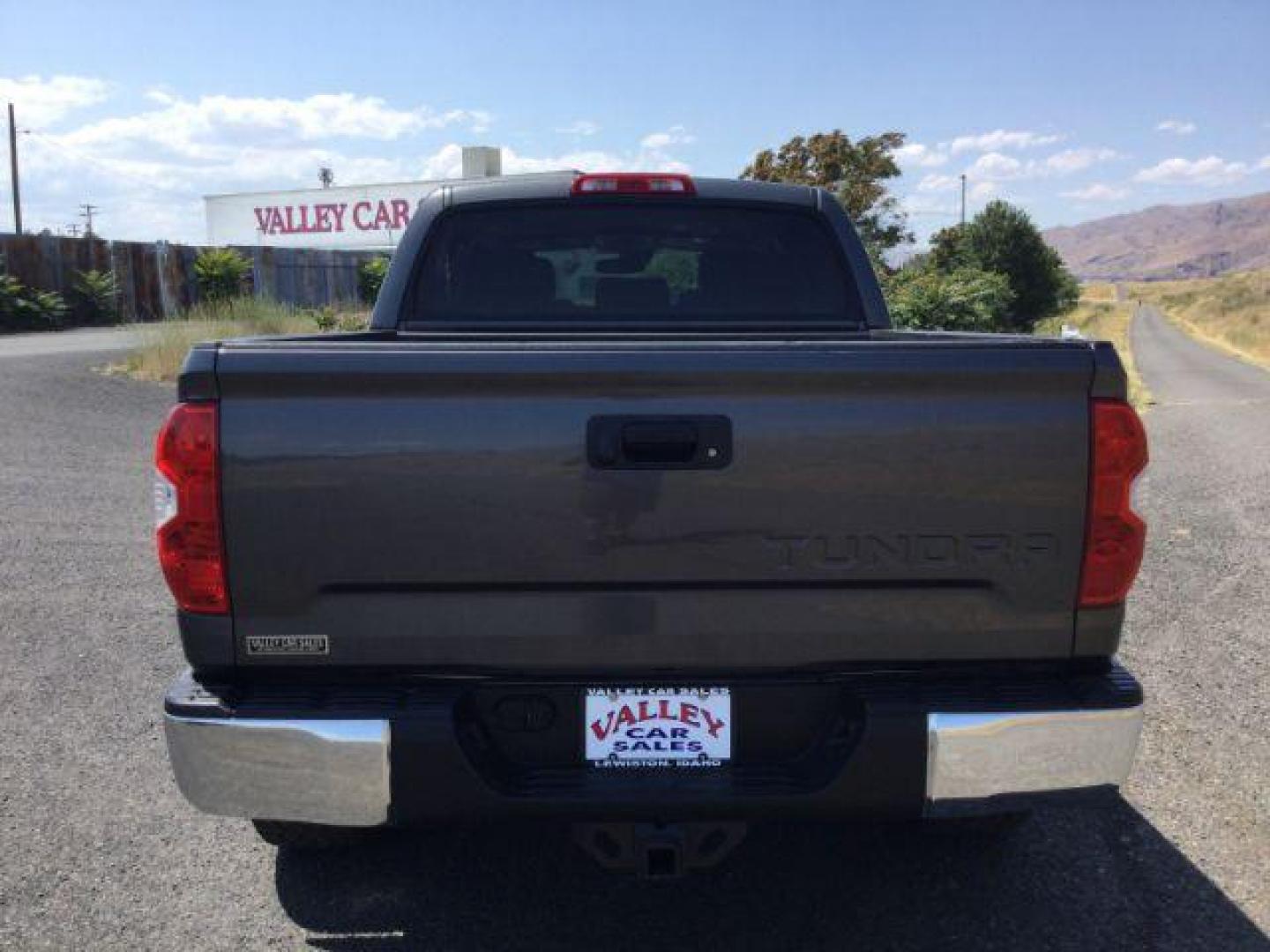 2018 Magnetic Gray Metallic /Graphite Toyota Tundra SR5 5.7L V8 (5TFDY5F12JX) with an I-FORCE 5.7L V-8 DOHC engine, 6-Speed Automatic transmission, located at 1801 Main Street, Lewiston, 83501, (208) 743-9371, 46.417065, -117.004799 - Photo#17