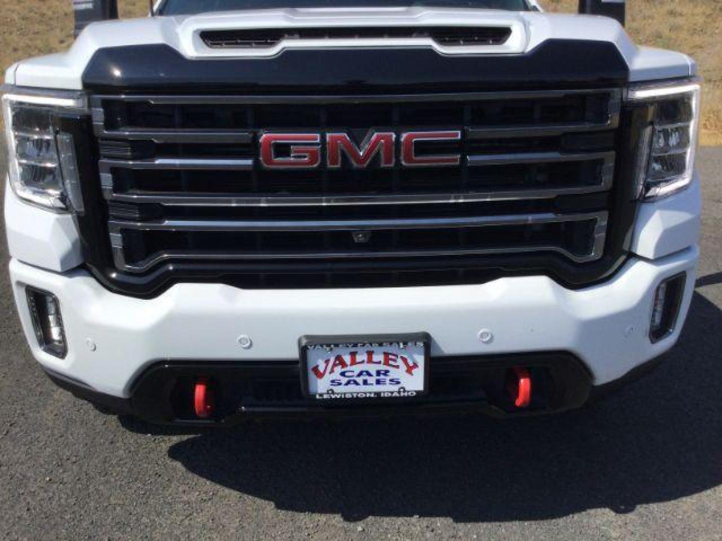 2023 Summit White /Jet Black w/Kalahari Accents GMC Sierra 3500HD 4WD Crew Cab Long Bed AT4 (1GT49VEY1PF) with an Duramax 6.6L V-8 diesel direct injection engine, 10-speed automatic transmission, located at 1801 Main Street, Lewiston, 83501, (208) 743-9371, 46.417065, -117.004799 - Photo#26