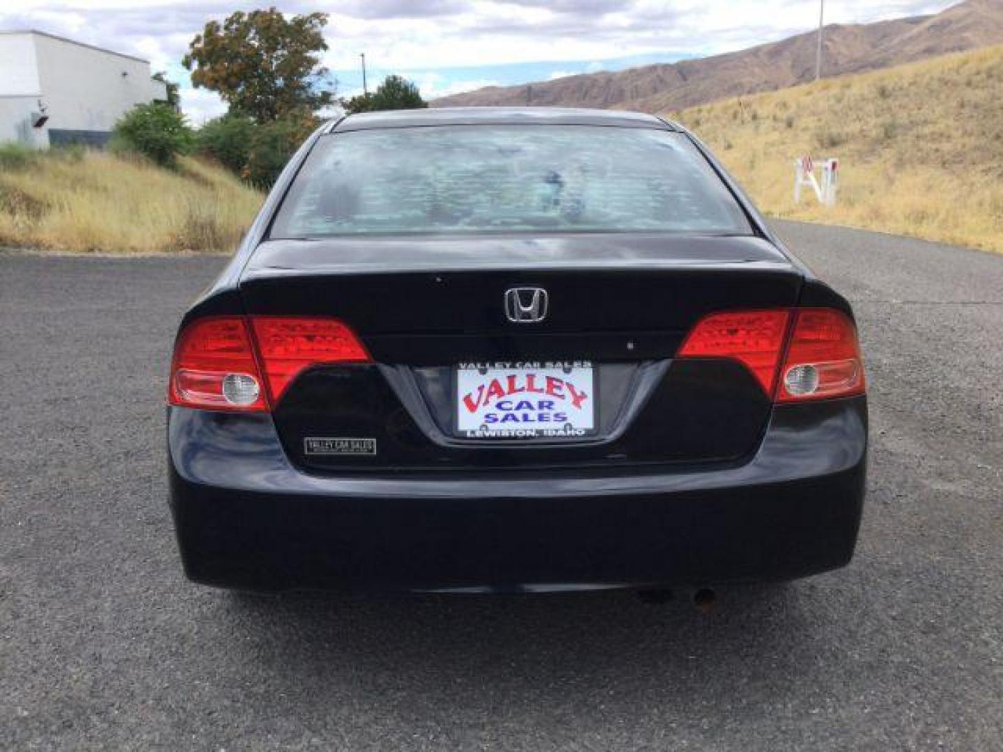 2006 Nighthawk Black Pearl /Ivory Honda Civic EX (1HGFA16886L) with an 1.8L I-4 i-VTEC variable valve control engine, CVT automatic transmission, located at 1801 Main Street, Lewiston, 83501, (208) 743-9371, 46.417065, -117.004799 - Photo#9
