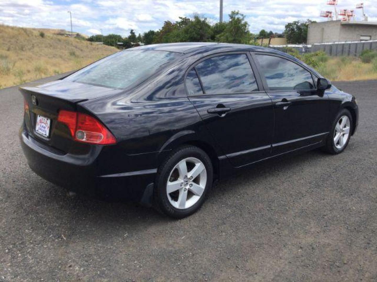 2006 Nighthawk Black Pearl /Ivory Honda Civic EX (1HGFA16886L) with an 1.8L I-4 i-VTEC variable valve control engine, CVT automatic transmission, located at 1801 Main Street, Lewiston, 83501, (208) 743-9371, 46.417065, -117.004799 - Photo#14