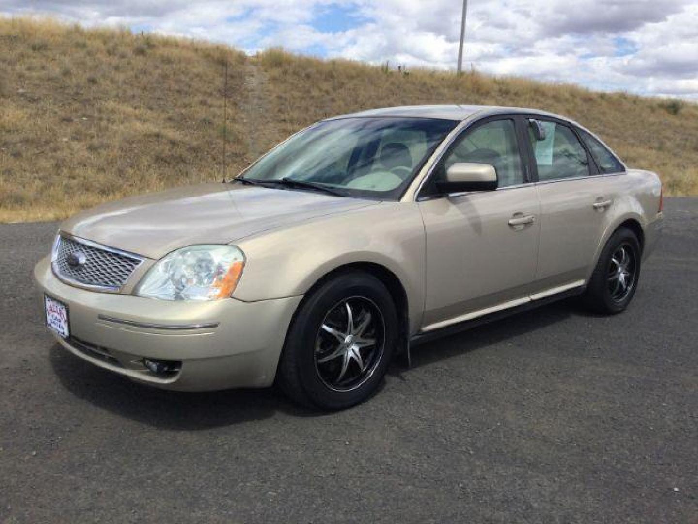 2007 Dune Pearl Clearcoat Metallic /Pebble (Tan) Ford Five Hundred SEL (1FAHP24147G) with an Duratec 3L V-6 DOHC engine, CVT automatic transmission, located at 1801 Main Street, Lewiston, 83501, (208) 743-9371, 46.417065, -117.004799 - Photo#0