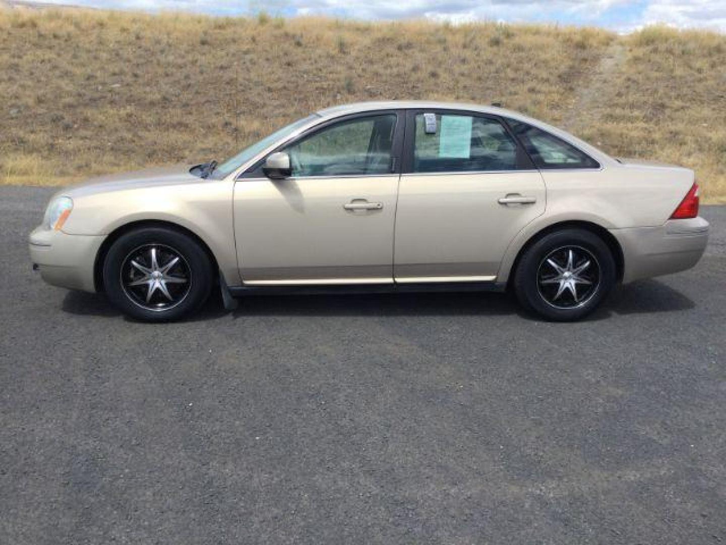 2007 Dune Pearl Clearcoat Metallic /Pebble (Tan) Ford Five Hundred SEL (1FAHP24147G) with an Duratec 3L V-6 DOHC engine, CVT automatic transmission, located at 1801 Main Street, Lewiston, 83501, (208) 743-9371, 46.417065, -117.004799 - Photo#4
