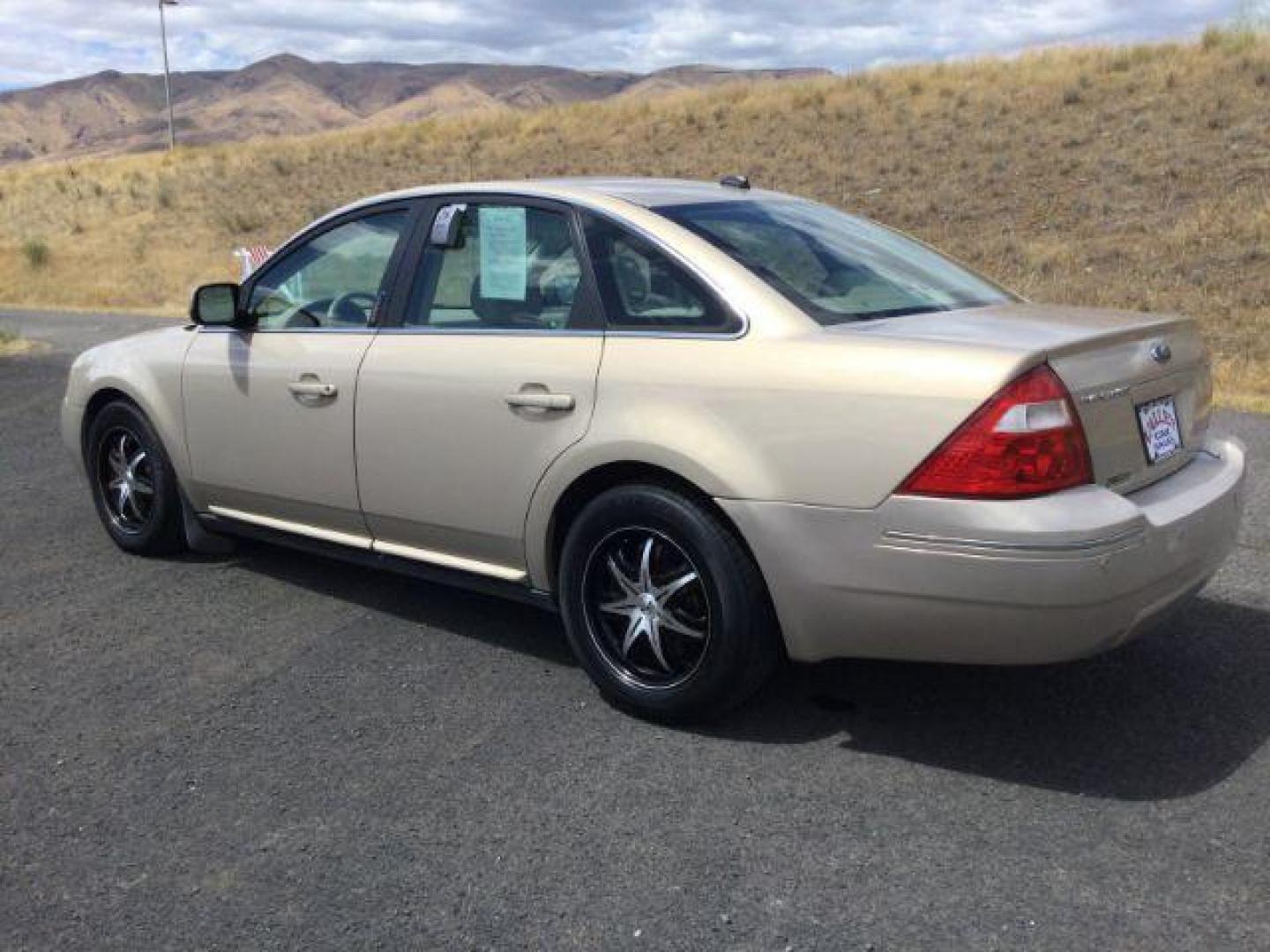 2007 Dune Pearl Clearcoat Metallic /Pebble (Tan) Ford Five Hundred SEL (1FAHP24147G) with an Duratec 3L V-6 DOHC engine, CVT automatic transmission, located at 1801 Main Street, Lewiston, 83501, (208) 743-9371, 46.417065, -117.004799 - Photo#6