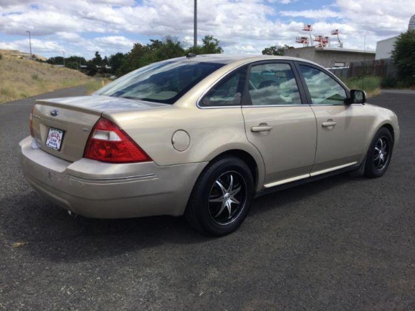 2007 Dune Pearl Clearcoat Metallic /Pebble (Tan) Ford Five Hundred SEL (1FAHP24147G) with an Duratec 3L V-6 DOHC engine, CVT automatic transmission, located at 1801 Main Street, Lewiston, 83501, (208) 743-9371, 46.417065, -117.004799 - Photo#14