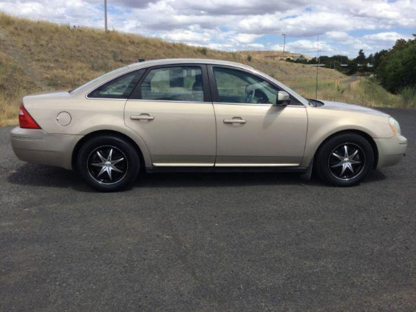 2007 Dune Pearl Clearcoat Metallic /Pebble (Tan) Ford Five Hundred SEL (1FAHP24147G) with an Duratec 3L V-6 DOHC engine, CVT automatic transmission, located at 1801 Main Street, Lewiston, 83501, (208) 743-9371, 46.417065, -117.004799 - Photo#15