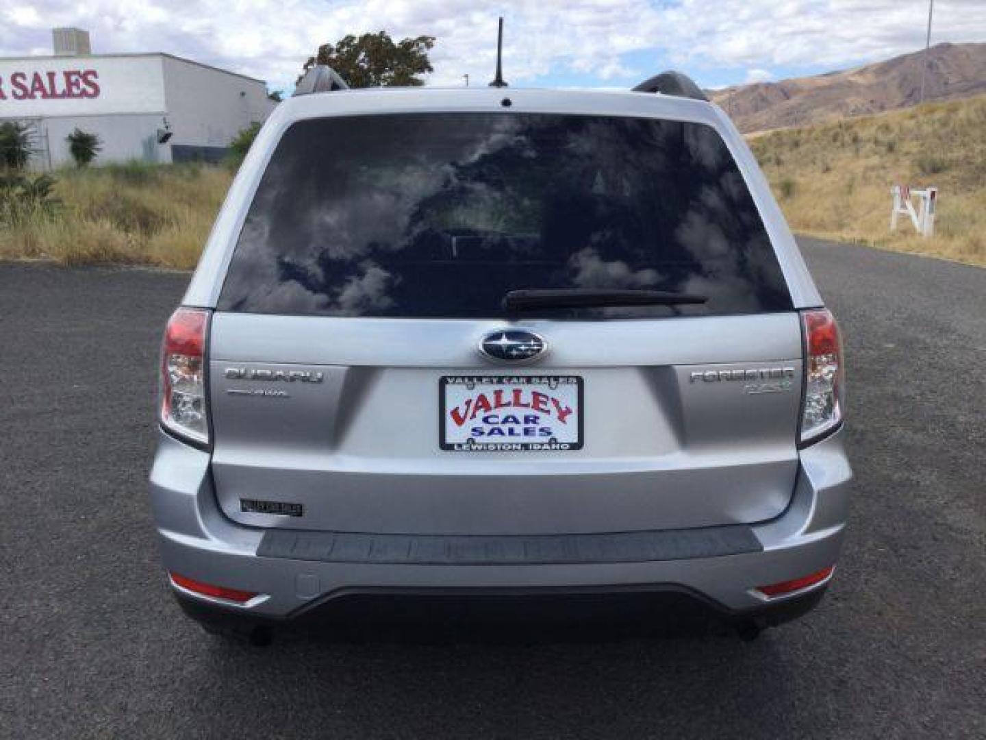 2012 Ice Silver Metallic Subaru Forester 2.5X Premium (JF2SHADC8CH) with an 2.5L H-4 DOHC engine, Auto transmission, located at 1801 Main Street, Lewiston, 83501, (208) 743-9371, 46.417065, -117.004799 - Photo#7