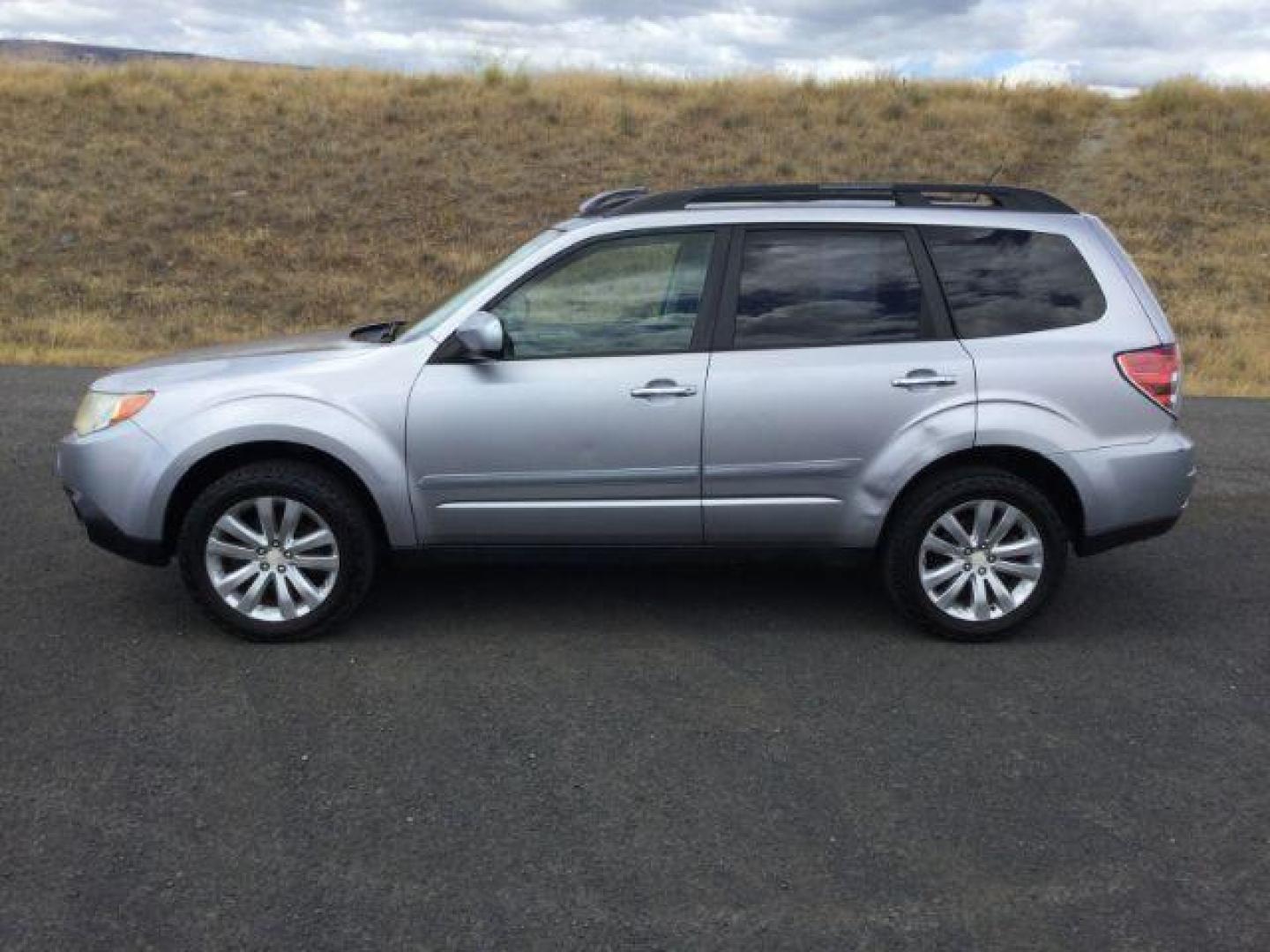 2012 Ice Silver Metallic Subaru Forester 2.5X Premium (JF2SHADC8CH) with an 2.5L H-4 DOHC engine, Auto transmission, located at 1801 Main Street, Lewiston, 83501, (208) 743-9371, 46.417065, -117.004799 - Photo#16
