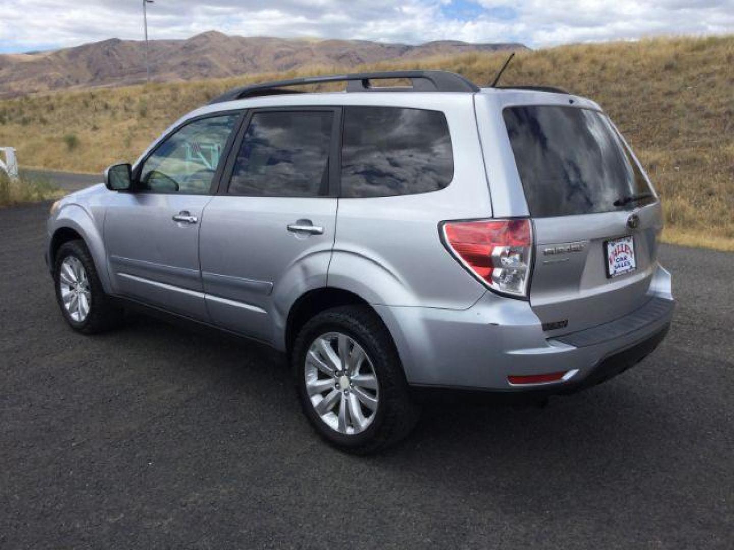 2012 Ice Silver Metallic Subaru Forester 2.5X Premium (JF2SHADC8CH) with an 2.5L H-4 DOHC engine, Auto transmission, located at 1801 Main Street, Lewiston, 83501, (208) 743-9371, 46.417065, -117.004799 - Photo#17