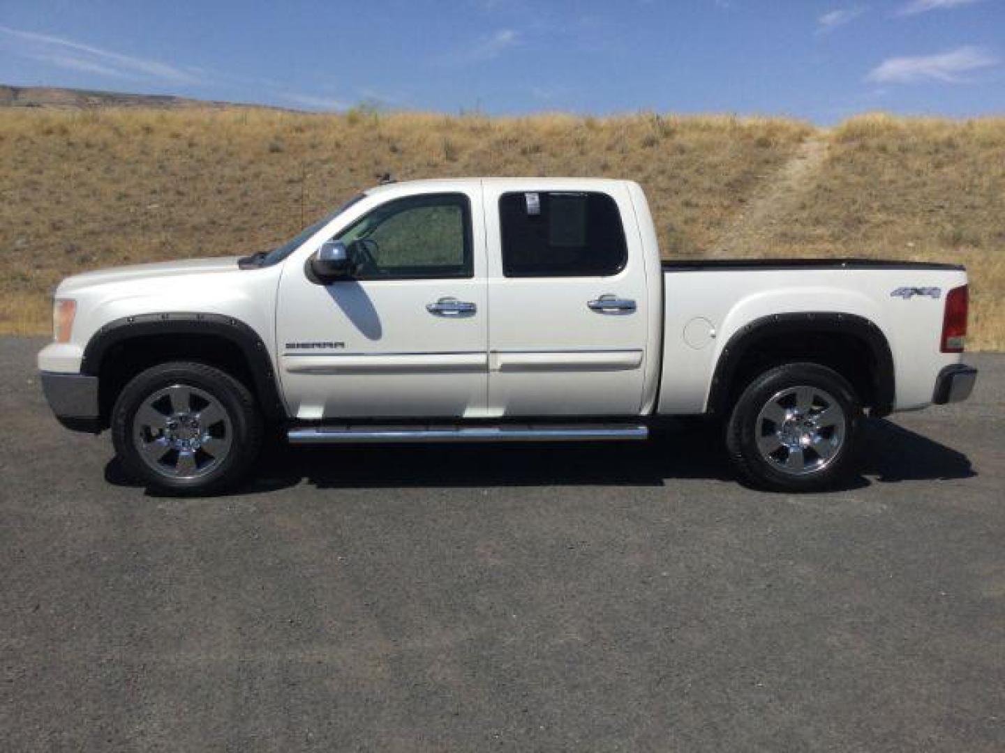 2011 White Diamond Tricoat /Light Cashmere/Very Dark Cashmere Accents GMC Sierra 1500 SLT (3GTP2WE32BG) with an Vortec 5.3L V-8 variable valve control engine, 6-Speed Automatic transmission, located at 1801 Main Street, Lewiston, 83501, (208) 743-9371, 46.417065, -117.004799 - Photo#1