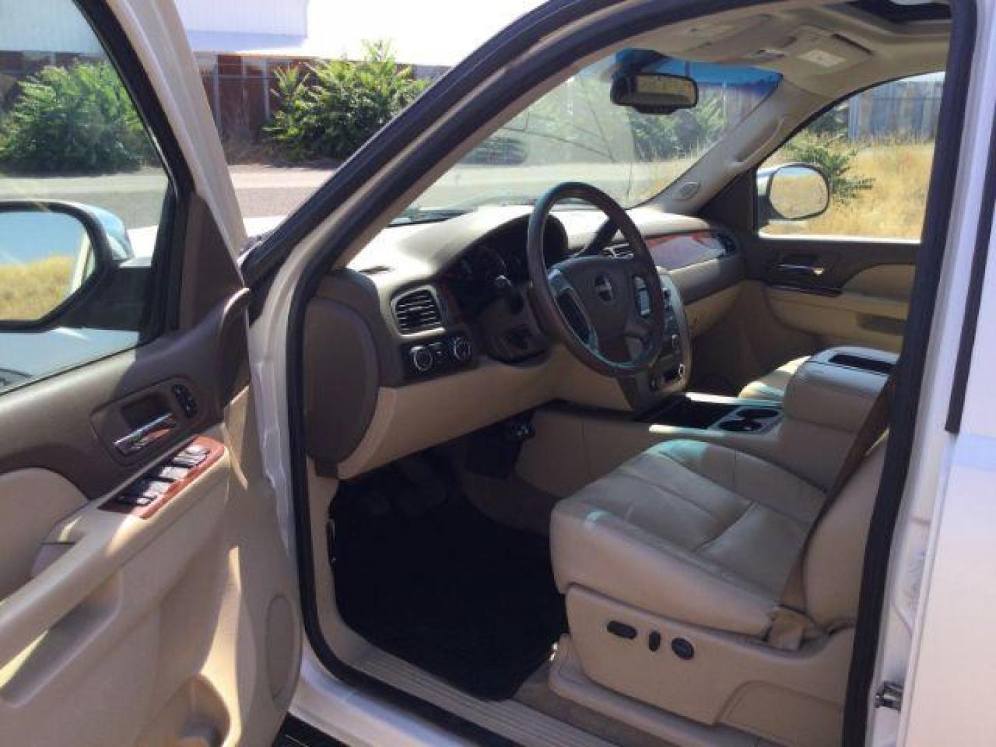 2011 White Diamond Tricoat /Light Cashmere/Very Dark Cashmere Accents GMC Sierra 1500 SLT (3GTP2WE32BG) with an Vortec 5.3L V-8 variable valve control engine, 6-Speed Automatic transmission, located at 1801 Main Street, Lewiston, 83501, (208) 743-9371, 46.417065, -117.004799 - Photo#4