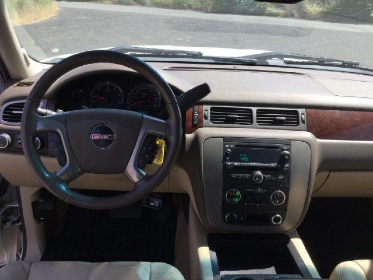 2011 White Diamond Tricoat /Light Cashmere/Very Dark Cashmere Accents GMC Sierra 1500 SLT (3GTP2WE32BG) with an Vortec 5.3L V-8 variable valve control engine, 6-Speed Automatic transmission, located at 1801 Main Street, Lewiston, 83501, (208) 743-9371, 46.417065, -117.004799 - Photo#5