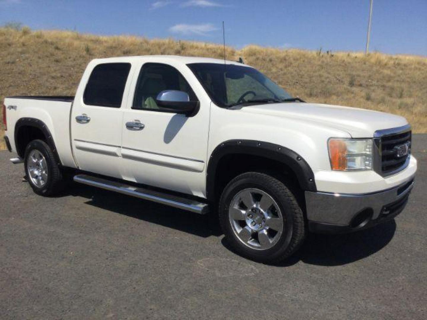 2011 White Diamond Tricoat /Light Cashmere/Very Dark Cashmere Accents GMC Sierra 1500 SLT (3GTP2WE32BG) with an Vortec 5.3L V-8 variable valve control engine, 6-Speed Automatic transmission, located at 1801 Main Street, Lewiston, 83501, (208) 743-9371, 46.417065, -117.004799 - Photo#6