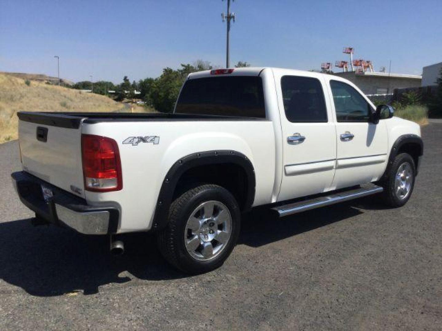 2011 White Diamond Tricoat /Light Cashmere/Very Dark Cashmere Accents GMC Sierra 1500 SLT (3GTP2WE32BG) with an Vortec 5.3L V-8 variable valve control engine, 6-Speed Automatic transmission, located at 1801 Main Street, Lewiston, 83501, (208) 743-9371, 46.417065, -117.004799 - Photo#9