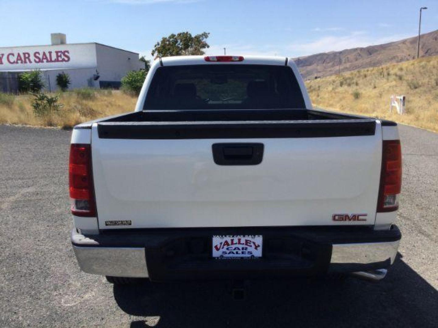 2011 White Diamond Tricoat /Light Cashmere/Very Dark Cashmere Accents GMC Sierra 1500 SLT (3GTP2WE32BG) with an Vortec 5.3L V-8 variable valve control engine, 6-Speed Automatic transmission, located at 1801 Main Street, Lewiston, 83501, (208) 743-9371, 46.417065, -117.004799 - Photo#10