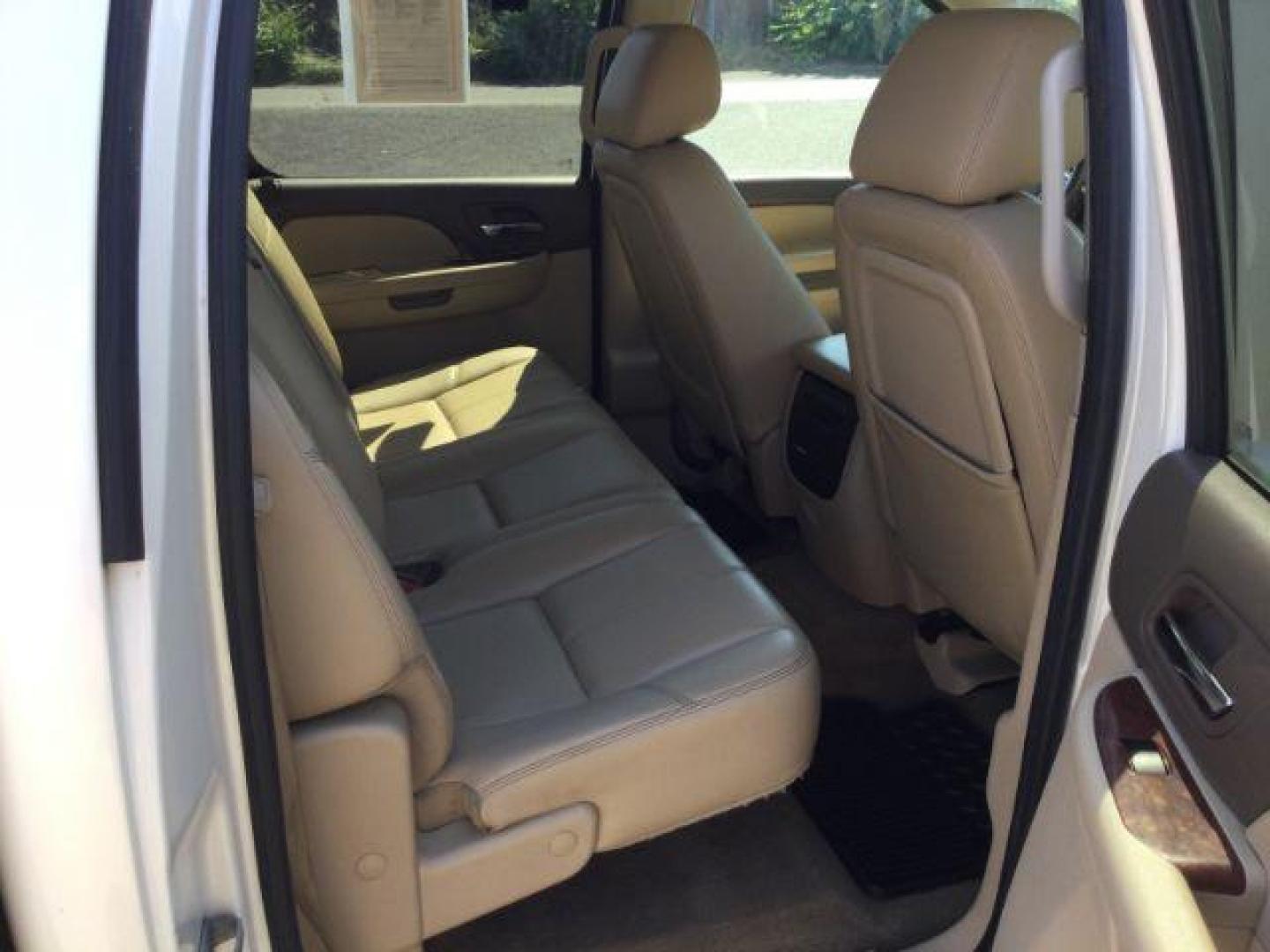 2011 White Diamond Tricoat /Light Cashmere/Very Dark Cashmere Accents GMC Sierra 1500 SLT (3GTP2WE32BG) with an Vortec 5.3L V-8 variable valve control engine, 6-Speed Automatic transmission, located at 1801 Main Street, Lewiston, 83501, (208) 743-9371, 46.417065, -117.004799 - Photo#12