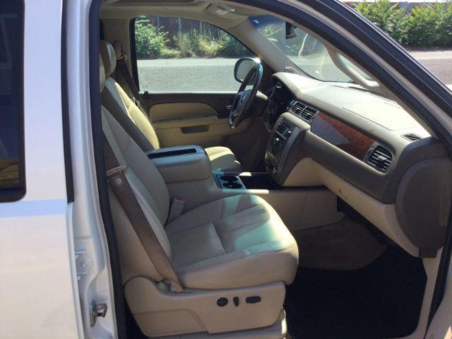 2011 White Diamond Tricoat /Light Cashmere/Very Dark Cashmere Accents GMC Sierra 1500 SLT (3GTP2WE32BG) with an Vortec 5.3L V-8 variable valve control engine, 6-Speed Automatic transmission, located at 1801 Main Street, Lewiston, 83501, (208) 743-9371, 46.417065, -117.004799 - Photo#13