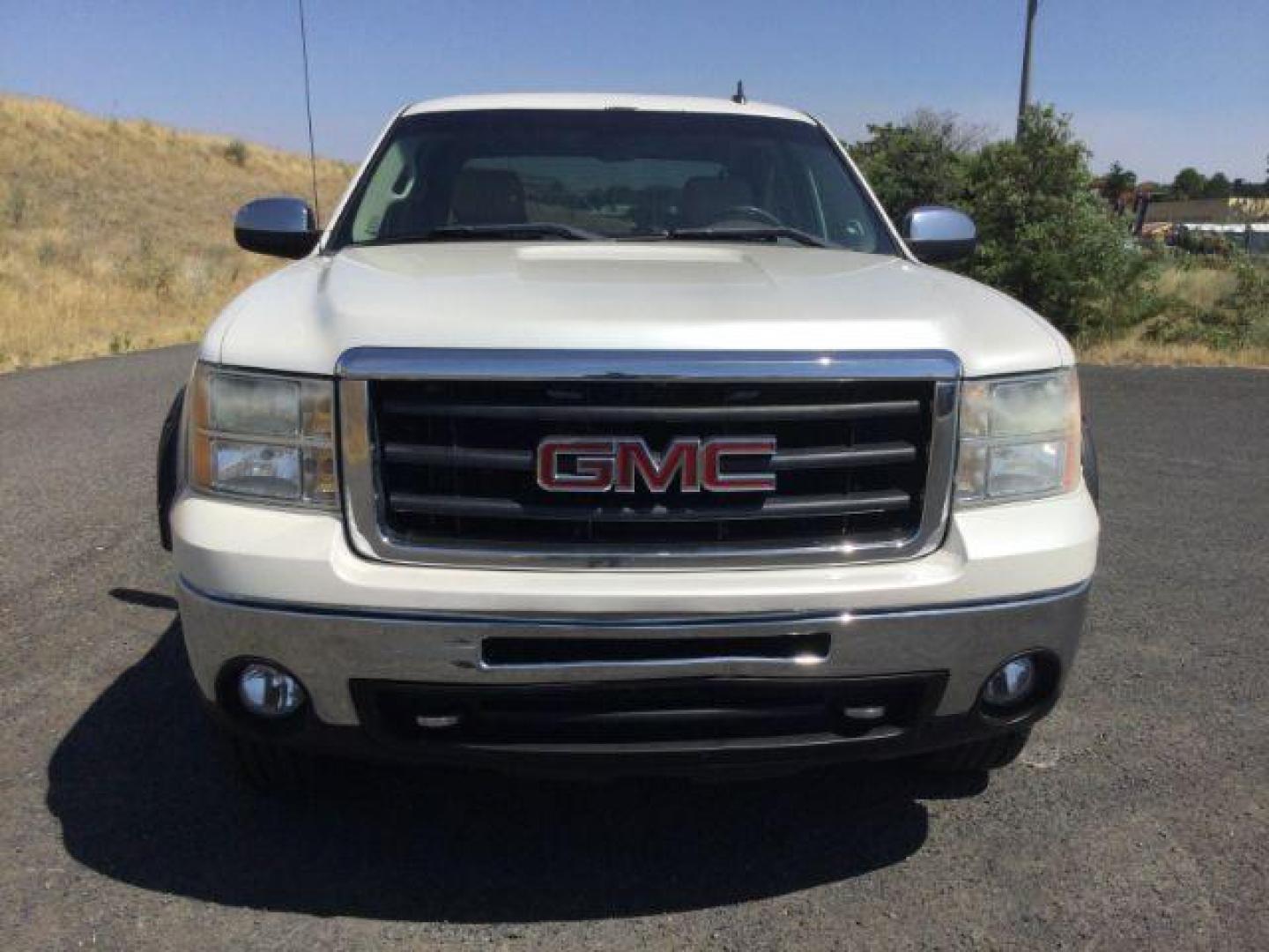 2011 White Diamond Tricoat /Light Cashmere/Very Dark Cashmere Accents GMC Sierra 1500 SLT (3GTP2WE32BG) with an Vortec 5.3L V-8 variable valve control engine, 6-Speed Automatic transmission, located at 1801 Main Street, Lewiston, 83501, (208) 743-9371, 46.417065, -117.004799 - Photo#14