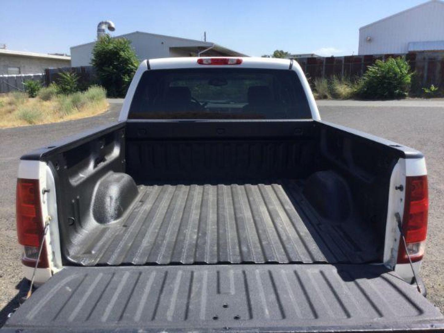 2011 White Diamond Tricoat /Light Cashmere/Very Dark Cashmere Accents GMC Sierra 1500 SLT (3GTP2WE32BG) with an Vortec 5.3L V-8 variable valve control engine, 6-Speed Automatic transmission, located at 1801 Main Street, Lewiston, 83501, (208) 743-9371, 46.417065, -117.004799 - Photo#18