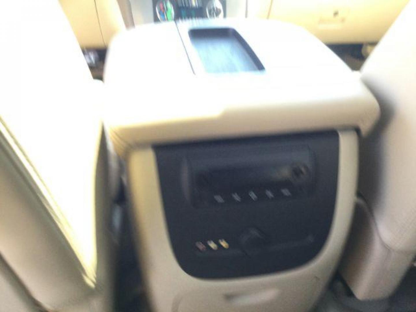 2011 White Diamond Tricoat /Light Cashmere/Very Dark Cashmere Accents GMC Sierra 1500 SLT (3GTP2WE32BG) with an Vortec 5.3L V-8 variable valve control engine, 6-Speed Automatic transmission, located at 1801 Main Street, Lewiston, 83501, (208) 743-9371, 46.417065, -117.004799 - Photo#20