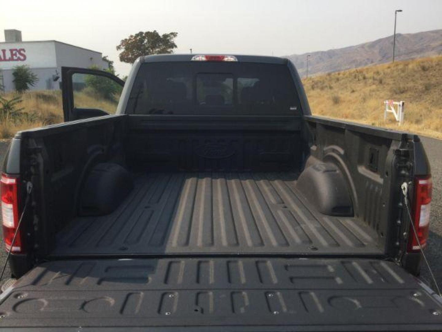 2018 Magnetic Metallic /Black Ford F-150 SuperCrew Cab XLT Pickup 4D 6 1/2 ft (1FTFW1EG6JK) with an EcoBoost 3.5L V-6 port/direct injection engine, 10-speed automatic transmission, located at 1801 Main Street, Lewiston, 83501, (208) 743-9371, 46.417065, -117.004799 - Photo#12
