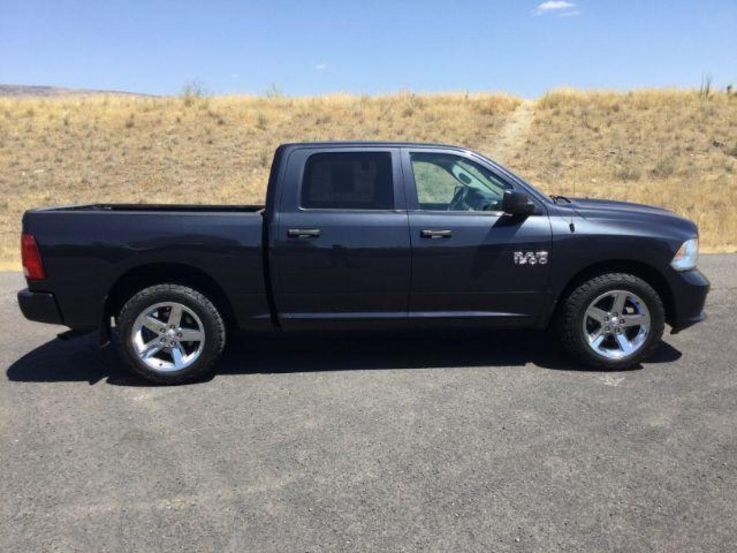 2017 Maximum Steel Metallic Clearcoat /Diesel Gray/Black Ram 1500 Express Crew Cab 4x2 5'7 Box (1C6RR6KG0HS) with an Pentastar 3.6L V-6 DOHC engine, Auto transmission, located at 1801 Main Street, Lewiston, 83501, (208) 743-9371, 46.417065, -117.004799 - Photo#8