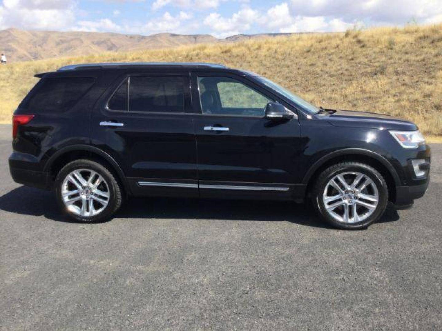 2017 Shadow Black Ford Explorer Limited (1FM5K8F84HG) with an EcoBoost 2.3L I-4 gasoline direct injection engine, located at 1801 Main Street, Lewiston, 83501, (208) 743-9371, 46.417065, -117.004799 - Photo#9