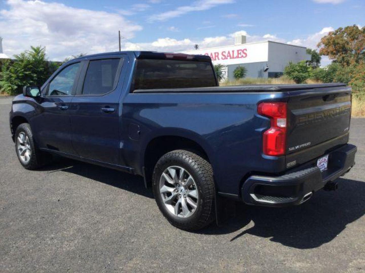 2021 Northsky Blue Metallic /Jet Black Chevrolet Silverado 1500 4WD Crew Cab Short Bed RST (1GCUYEED5MZ) with an EcoTec3 5.3L V-8 gasoline direct injection engine, 8-Speed Automatic transmission, located at 1801 Main Street, Lewiston, 83501, (208) 743-9371, 46.417065, -117.004799 - Photo#2