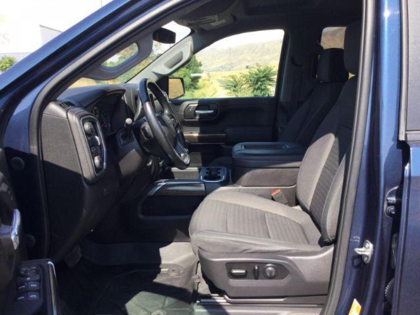 2021 Northsky Blue Metallic /Jet Black Chevrolet Silverado 1500 4WD Crew Cab Short Bed RST (1GCUYEED5MZ) with an EcoTec3 5.3L V-8 gasoline direct injection engine, 8-Speed Automatic transmission, located at 1801 Main Street, Lewiston, 83501, (208) 743-9371, 46.417065, -117.004799 - Photo#4