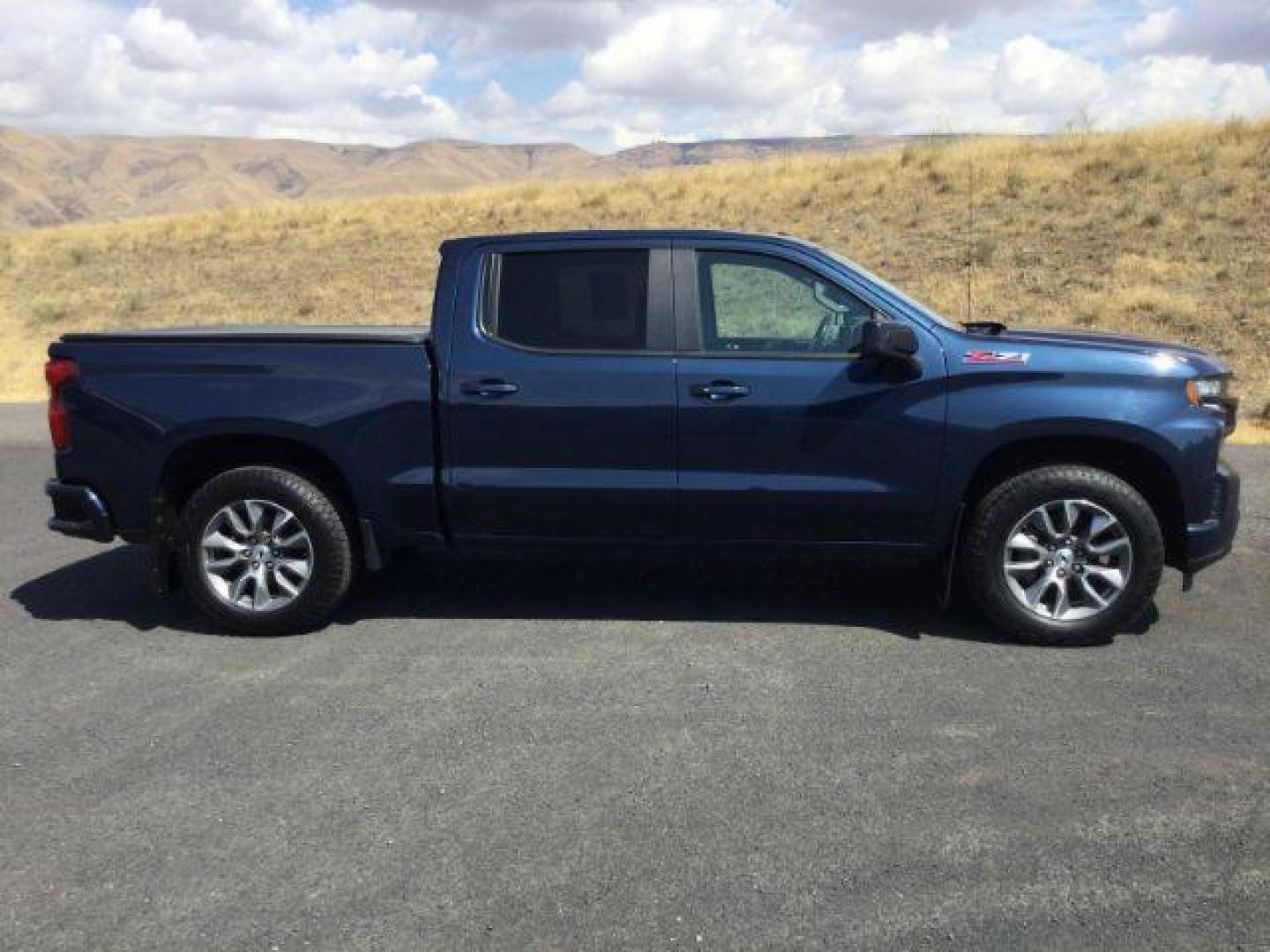 2021 Northsky Blue Metallic /Jet Black Chevrolet Silverado 1500 4WD Crew Cab Short Bed RST (1GCUYEED5MZ) with an EcoTec3 5.3L V-8 gasoline direct injection engine, 8-Speed Automatic transmission, located at 1801 Main Street, Lewiston, 83501, (208) 743-9371, 46.417065, -117.004799 - Photo#9