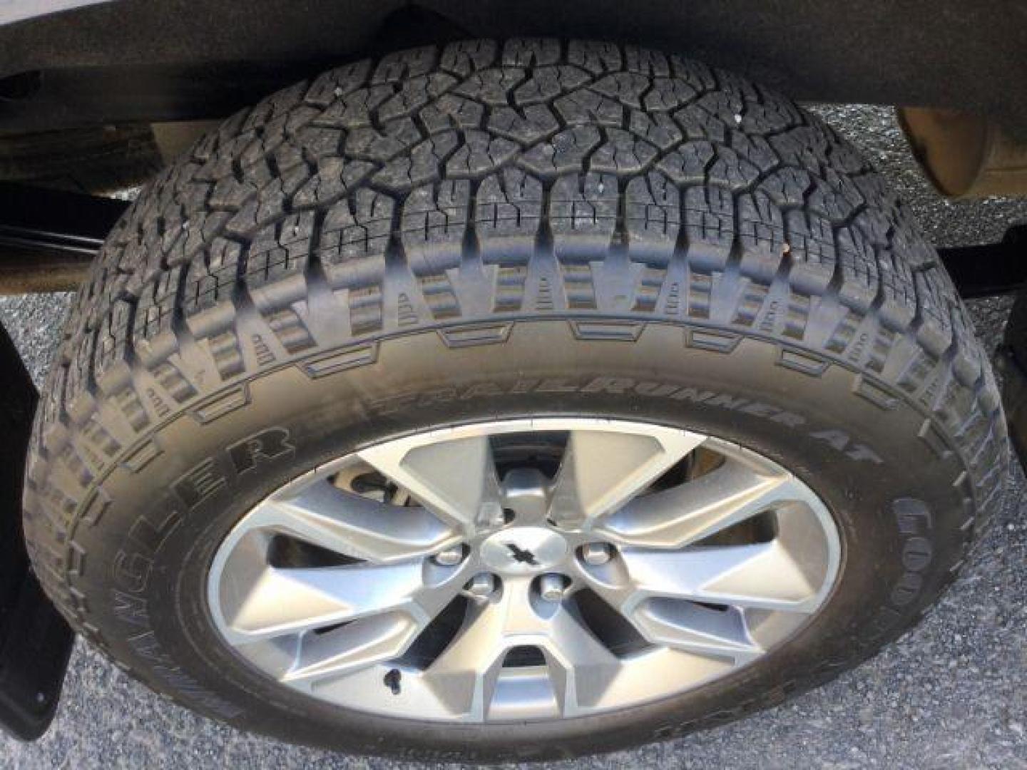 2021 Northsky Blue Metallic /Jet Black Chevrolet Silverado 1500 4WD Crew Cab Short Bed RST (1GCUYEED5MZ) with an EcoTec3 5.3L V-8 gasoline direct injection engine, 8-Speed Automatic transmission, located at 1801 Main Street, Lewiston, 83501, (208) 743-9371, 46.417065, -117.004799 - Photo#19