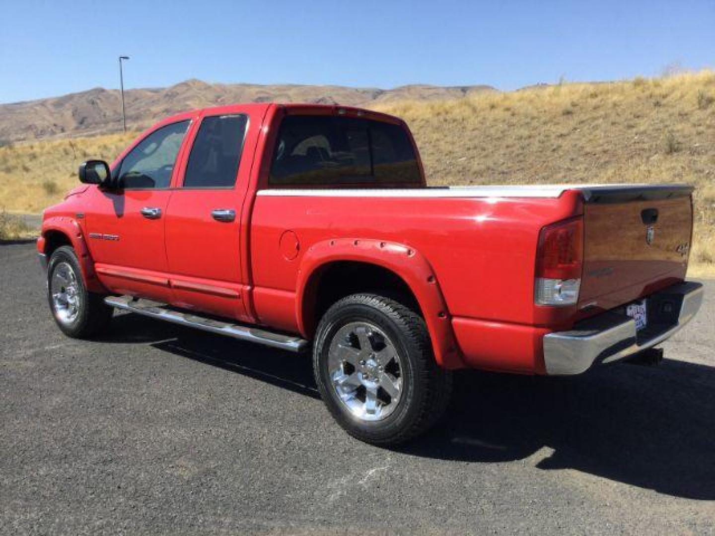 2007 Flame Red Clearcoat /Medium Slate Gray Dodge Ram 1500 Quad Cab SLT 4WD 5.7L V8 (1D7HU18277J) with an 5.7L Hemi V8 engine, 4 speed Automatic transmission, located at 1801 Main Street, Lewiston, 83501, (208) 743-9371, 46.417065, -117.004799 - Photo#7