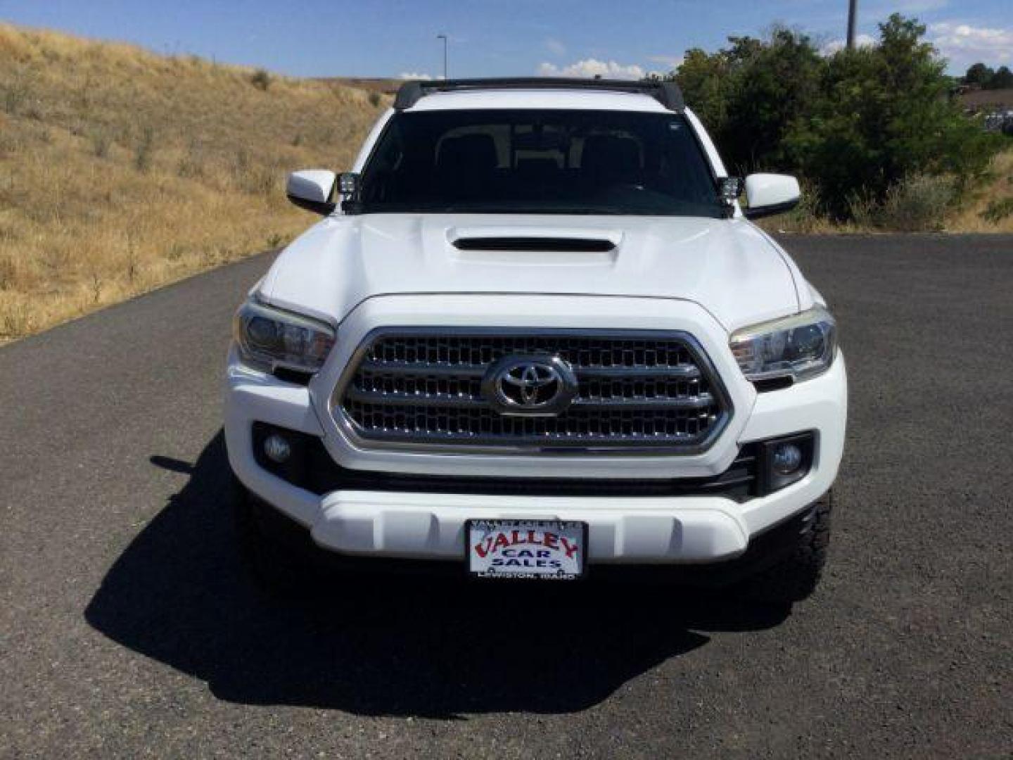 2016 Super White /Black Cloth Toyota Tacoma Crew Cab Long Bed TRD Sport 4WD (3TMDZ5BN0GM) with an 3.5L V-6 port/direct injection engine, 6-Speed Automatic transmission, located at 1801 Main Street, Lewiston, 83501, (208) 743-9371, 46.417065, -117.004799 - Photo#12