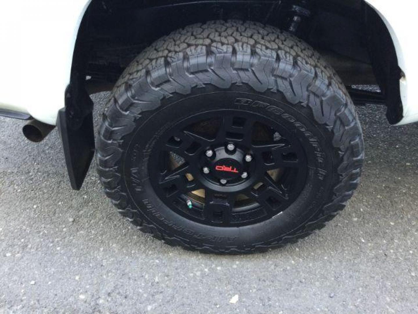 2016 Super White /Black Cloth Toyota Tacoma Crew Cab Long Bed TRD Sport 4WD (3TMDZ5BN0GM) with an 3.5L V-6 port/direct injection engine, 6-Speed Automatic transmission, located at 1801 Main Street, Lewiston, 83501, (208) 743-9371, 46.417065, -117.004799 - Photo#15
